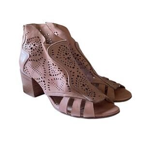 Sundance Size 39/8.5 Beige Leather Laser-Cut Block Heel Boho Bootie Sandals